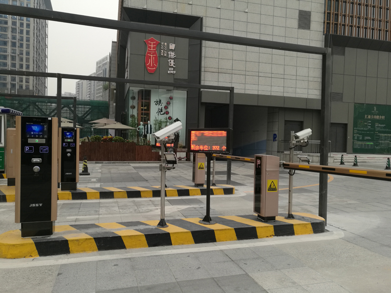 商業(yè)廣場(chǎng)無感支付智能停車場(chǎng)系統(tǒng)案例